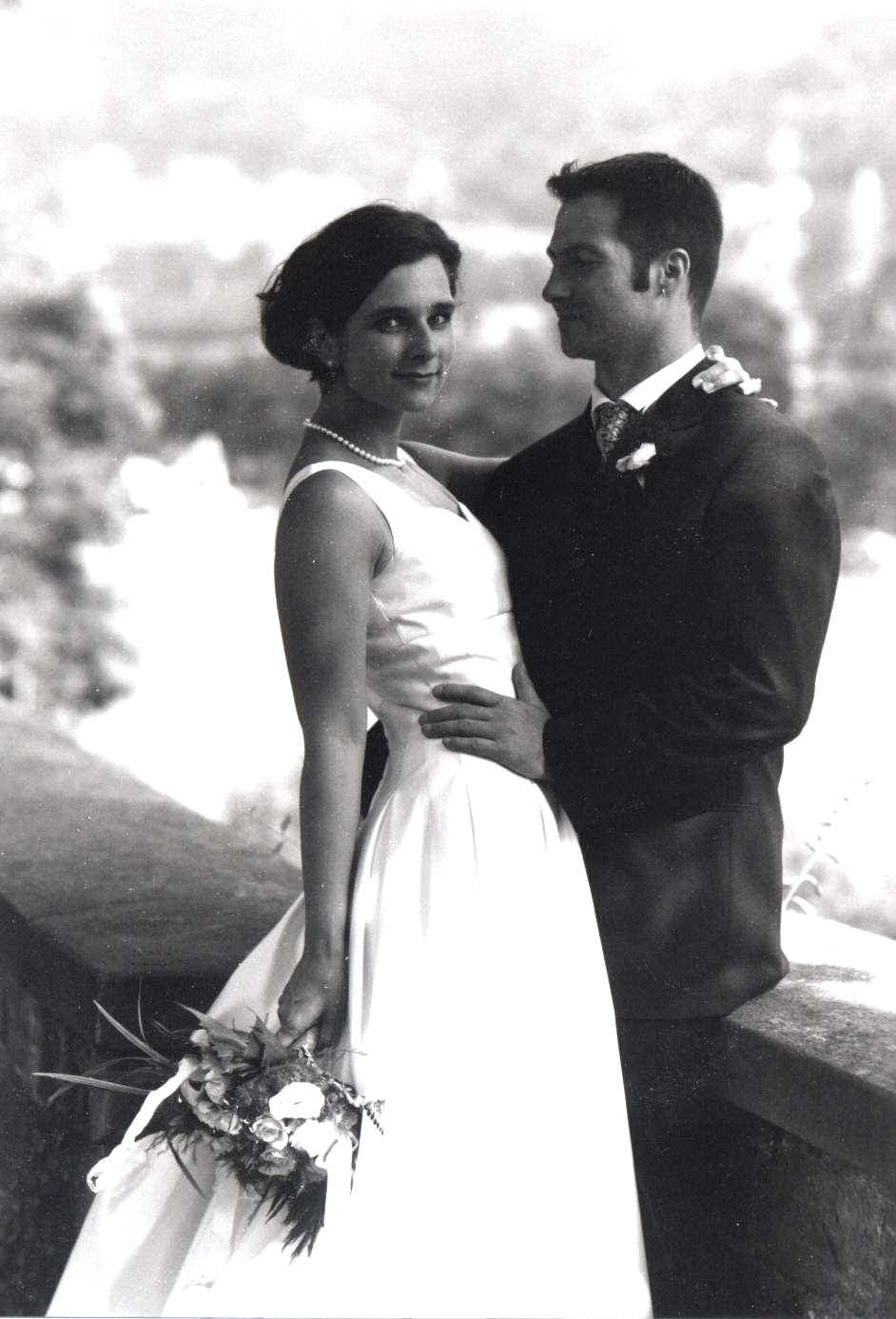 Hochzeitspaar vorm Heidelberger Schlo�