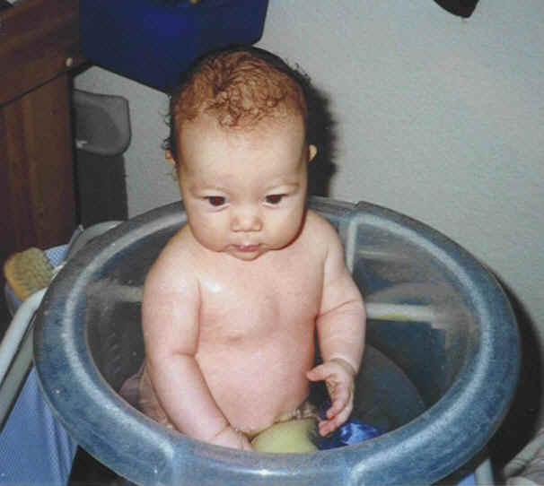 Moritz steht beim Baden.