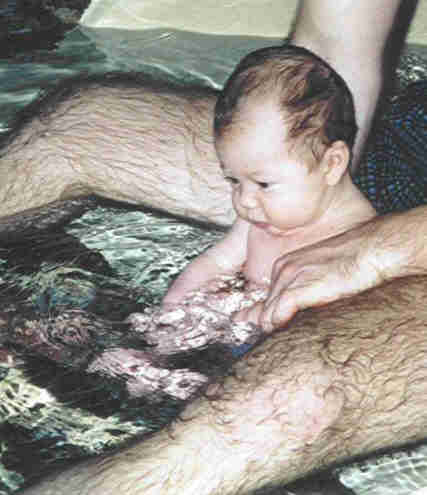 Moritz beim Schwimmen.